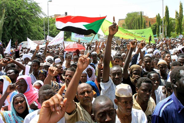 الاحتجاجات تتواصل والسلطات تحتجز 14 من قادة المعارضة السودانية