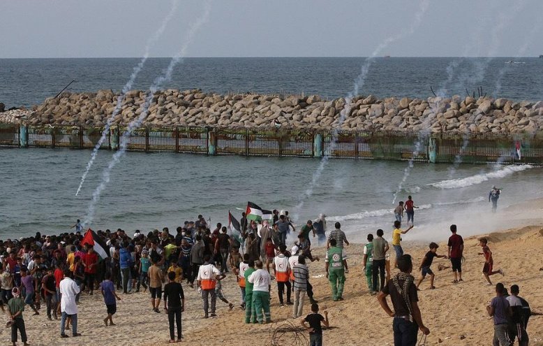 إصابة 14 فلسطينيا خلال قمع الاحتلال لمظاهرة بحرية في غزة