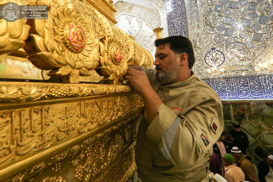 تقرير مصور/ تبديل إنارة الإطار الذهبي للشباك الطاهر لضريح أمير المؤمنين (عليه السلام)