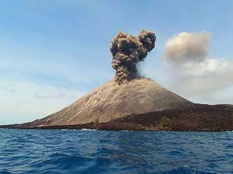 Gunung Anak Krakatau Masih Keluarkan Asap