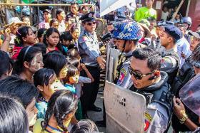 လိႈင္သာယာရွိ က်ဴးေက်ာ္ေနအိမ္မ်ားကို ဖယ္ရွားစဥ္ ရဲတပ္ဖြဲ႕၀င္အခ်ိဳ႕ႏွင့္ ေနထိုင္သူမ်ား ႐ုန္းရင္းဆန္ခတ္ျဖစ္ပြား