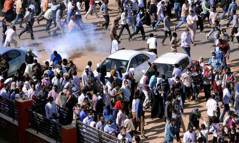 قوات الأمن السودانية تطلق الغاز المسيل للدموع على محتجين في الخرطوم