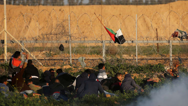إصابة 16فلسطينياً بالرصاص الحي والعشرات بالاختناق في مسيرة العودة شرق غزة