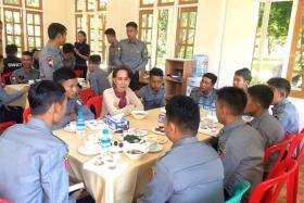 ေဒၚေအာင္ဆန္းစုၾကည္က ေနအိမ္တာ၀န္က်လံုၿခံဳေရးတပ္ဖြဲ႕၀င္မ်ားကို ၾကာဆံခ်က္ျဖင့္ဧည့္ခံ