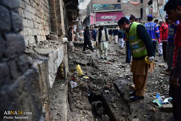 Six injured in car bomb explosion in Pakistan's Peshawar / Pics