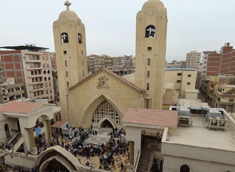 مقتل ضابط شرطة خلال تفكيك عبوة ناسفة أمام كنيسة للأقباط في القاهرة