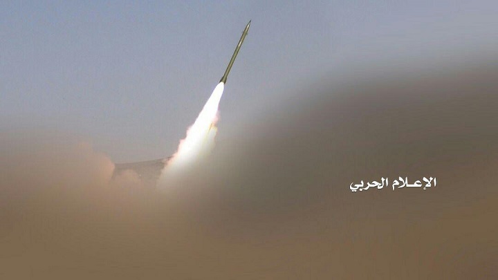 الجيش اليمني يقصف بصاروخ باليستي1- بي معسكراً لمرتزقة السعودية بتعز 