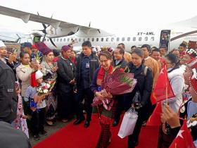 ေဒၚေအာင္ဆန္းစုၾကည္ ပူတာအိုၿမိဳ႕၌ ေဒသခံတိုင္းရင္းသား ေခါင္းေဆာင္အခ်ိဳ႕ႏွင့္ အလြတ္သေဘာေတြ႕ဆံု