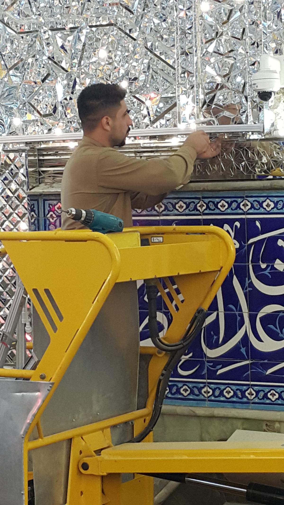 تقرير مصور/ مصابيحُ إنارة جديدة تعتلي جدران وسقف حرم أبي الفضل العبّاس (ع)