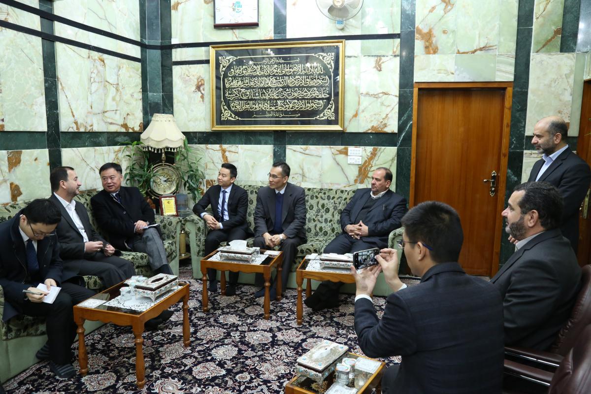 سفيرُ جمهوريّة الصين في العراق يزور العتبة العبّاسية ومتحف الكفيل للنفائس والمخطوطات+(صور)