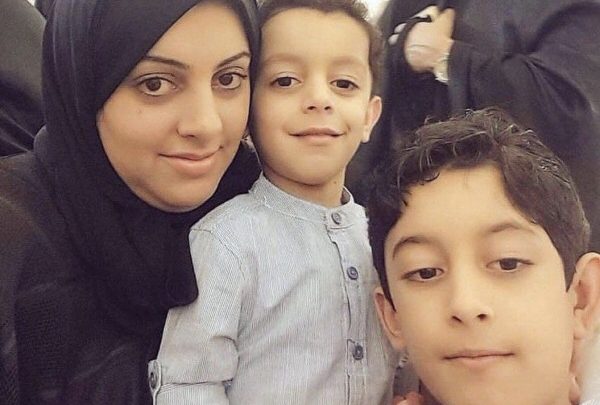 السلطات الخليفية تعتقل امرأة بحرينية وتترك أبنائها من غير والدين