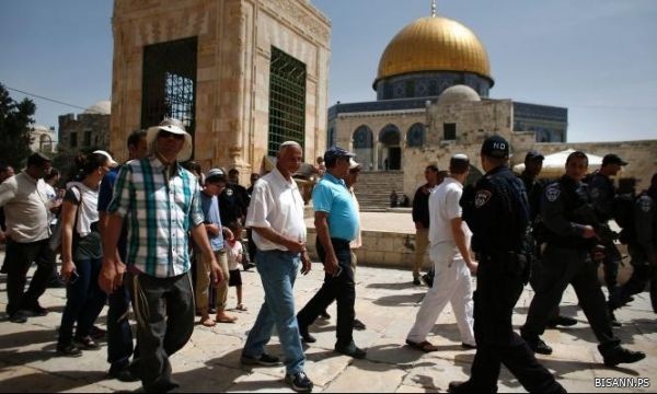 مستوطنون يقتحمون الأقصى تحت حراسة مشددة من جنود الاحتلال الاسرائيلي