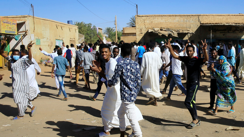 متظاهرون يشتبكون مع الشرطة في السودان في أحدث احتجاجات ضد البشير
