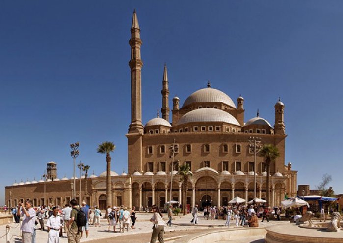 وزير صهيوني يتجول في مسجد اثري في مصر!