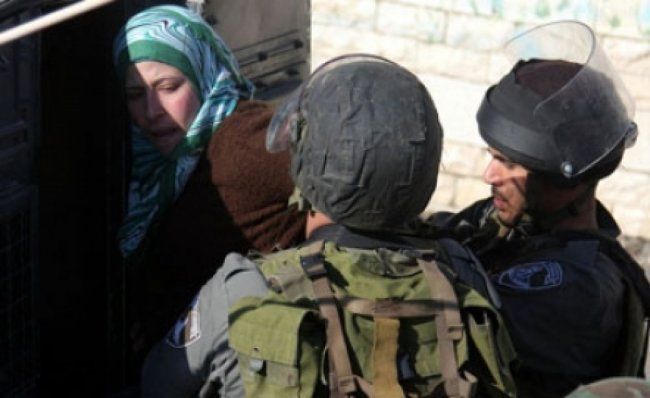 سيدات فلسطينيات يتعرّضن للاعتداء خلال منعهنّ اعتقال طفل