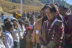 အစုုိးရအဖဲြ႕၀င္မ်ား ကေလးမ်ားအနာဂတ္မေမ့ရန္ႏွင့္ အလုုပ္လုုပ္ၾကရန္ ေဒၚေအာင္ဆန္းစုုၾကည္ တုုိက္တြန္း ဖြဲ႔စည္းပံုအေျခခံဥပေဒ ျပင္ဆင္ရန္