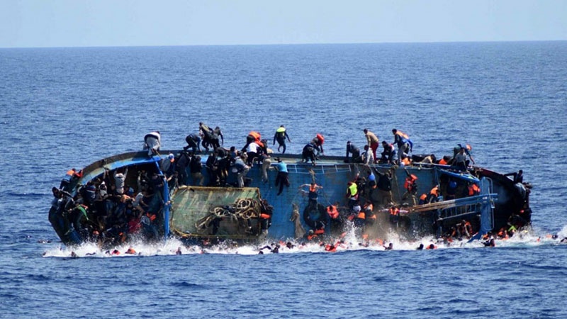 地中海で難民船が沈没、１１７人が溺死