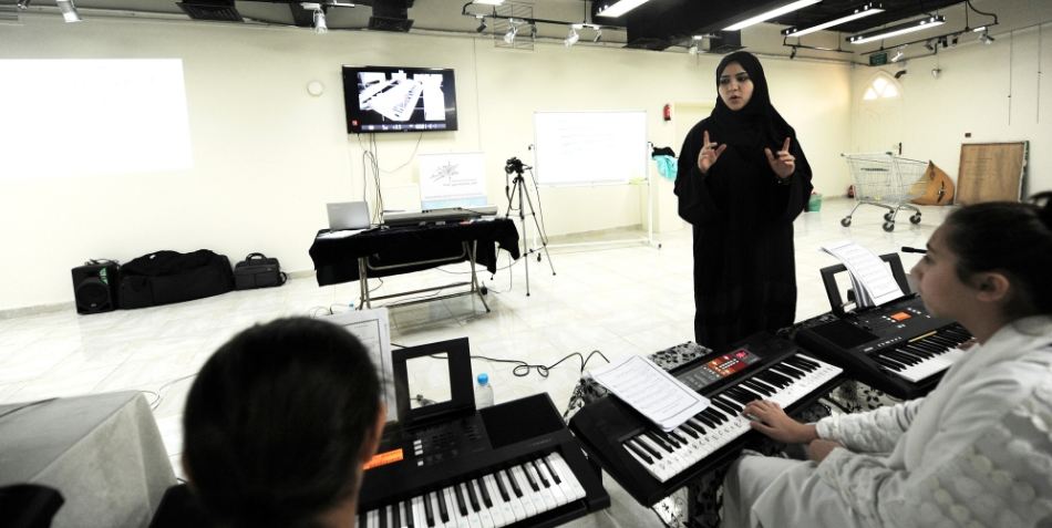 جامعة الطائف السعودية تعلّم العزف والغناء