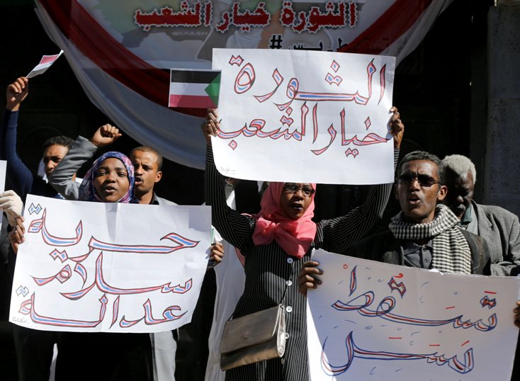على وقع تجدد الاحتجاجات في الخرطوم وأم درمان للمطالبة بتنحيّه.. البشير يزور قطر اليوم
