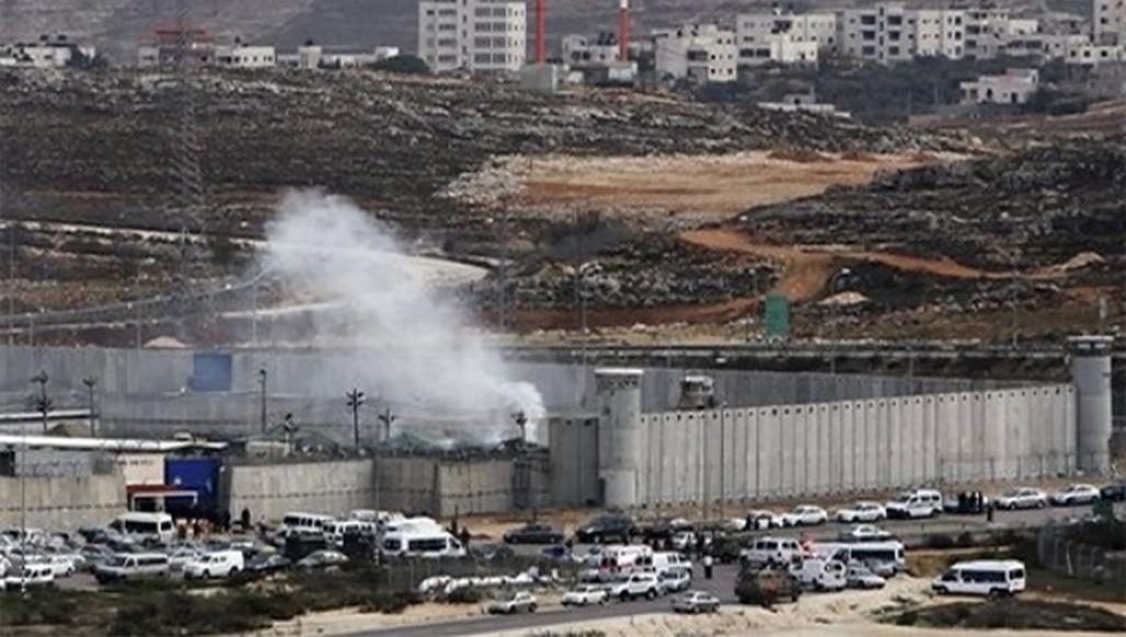 جنود الاحتلال الاسرئيلي يستخدمون كلاب وغازات للاعتداء على أسرى فلسطينيين