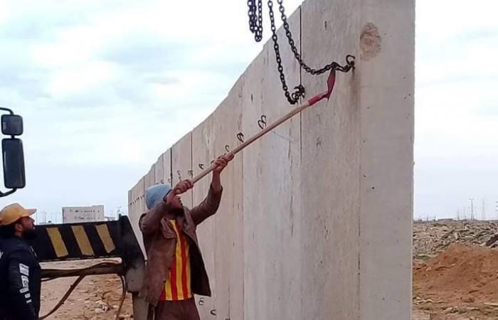 ليبيا تبدأ بناء جدار عازل على حدود مصر + (صور)