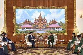 တပ္ခ်ဳပ္ႏွင့္ တ႐ုတ္အထူးကိုယ္စားလွယ္ ၿငိမ္းခ်မ္းေရးဆိုင္ရာ အပါအဝင္ အခ်က္သံုးခ်က္ေဆြးေႏြး ရဲကင္းစခန္းမ်ား တိုက္ခိုက္သည့္ AA ၏ လုပ္