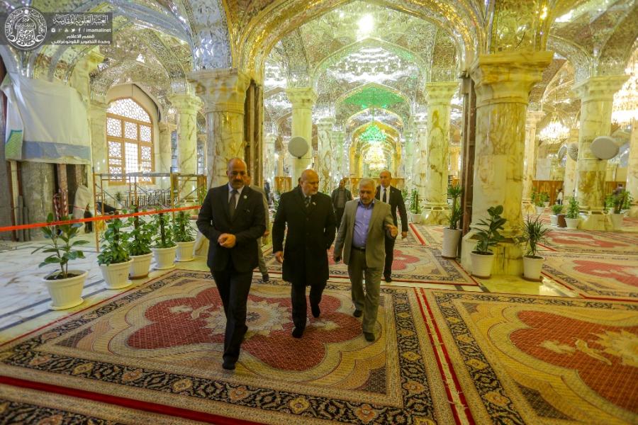 مستشار الأمين العام للأمم المتحدة للتحقيق بجرائم داعش يزور مرقد الإمام علي (ع)+(صور)