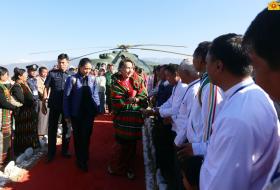 တုိင္းႏွင့္ ျပည္နယ္အစိုးရမ်ား ျပည္သူလူထုႏွင့္ မၾကာခဏေတြ႕ဆုံ၍ ဒူးတုိက္ေဆြးေႏြးၾကရန္ ေဒၚေအာင္ဆန္းစုၾကည္တုိက္တြန္းေျပာၾကား