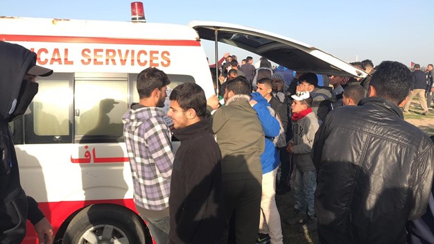 إصابة عشرات الفلسطينيين بالرصاص والاختناق خلال قمع الاحتلال لمسيرة العودة بغزة