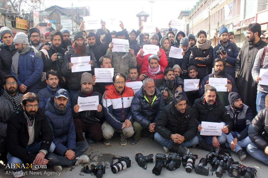 Kashmir Editors Guild condemns action of security grid for not allowing journalists to cover Republic Day parade / Pics