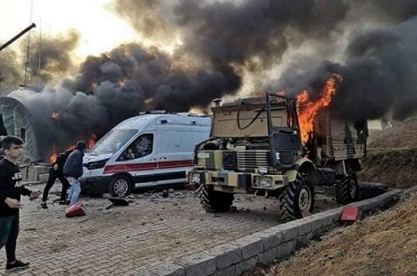 Irak'ta TSK üs bölgesinde araçlar ateşe verildi