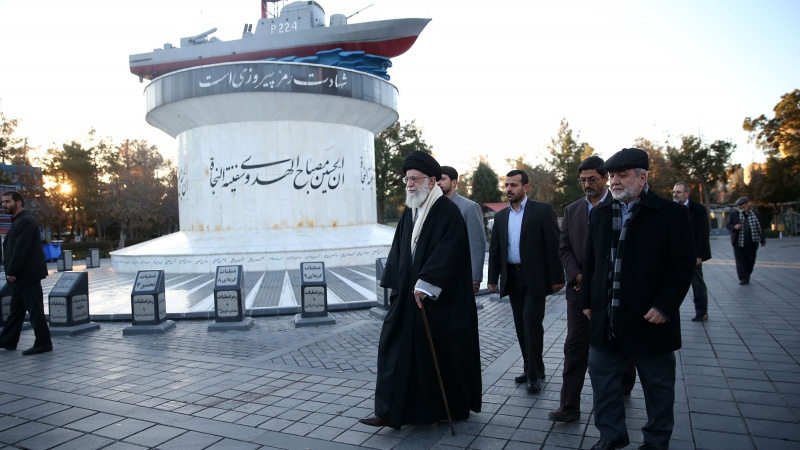 تصويري رپورٹ: رہبر انقلاب اسلامی کا امام خمینی (رہ) کے حرم اور شہداء کے مزار پر حضور