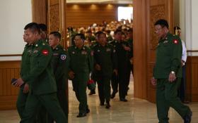 ဖြဲ႕စည္းပုံအေျခခံဥပေဒျပင္ဆင္ေရး ပူးေပါင္းေကာ္မတီဖြဲ႕စည္းရန္ အေရးႀကီးအဆုိ တပ္မေတာ္သားကုိယ္စားလွယ္မ်ား မတ္တတ္ရပ္ကန္႔ကြက္