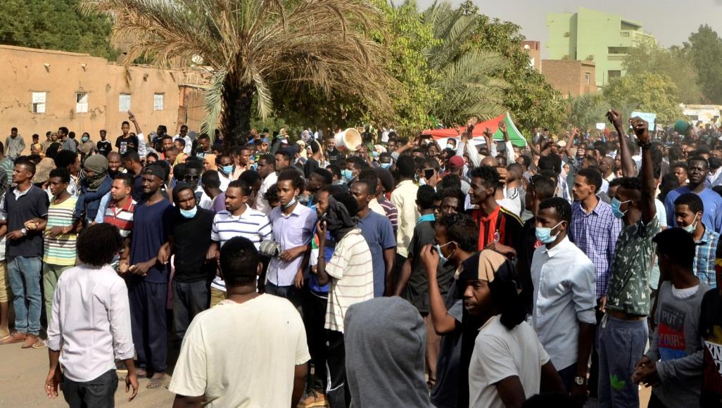 متظاهرون سودانيون يطالبون بالعدالة وإسقاط النظام