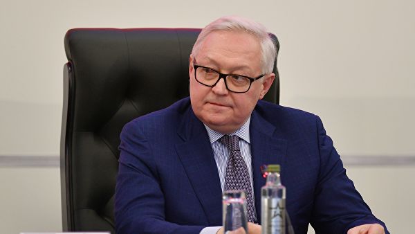 Москва и Тегеран намерены улучшать защиту от санкций США, заявил Рябков