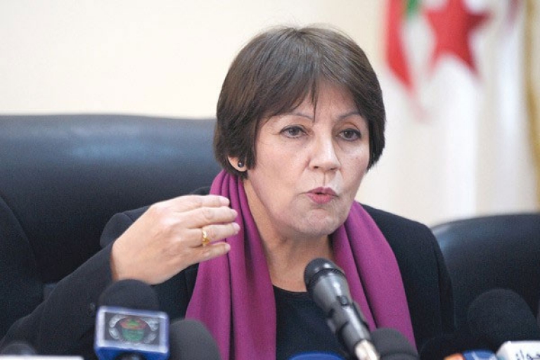 "وزيرة جزائرية" تعارض الصلاة في المدرسة