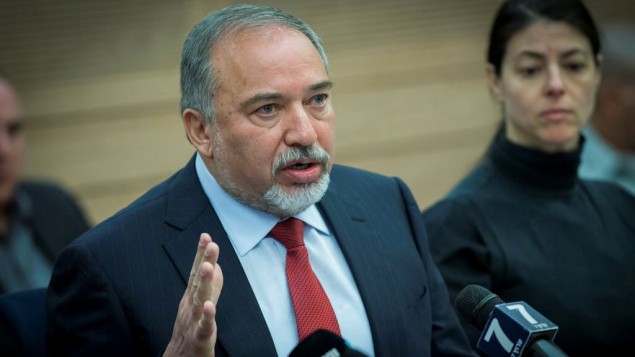 ليبرمان يطالب بفرض قانون عقوبة إعدام الأسرى الفلسطينيين
