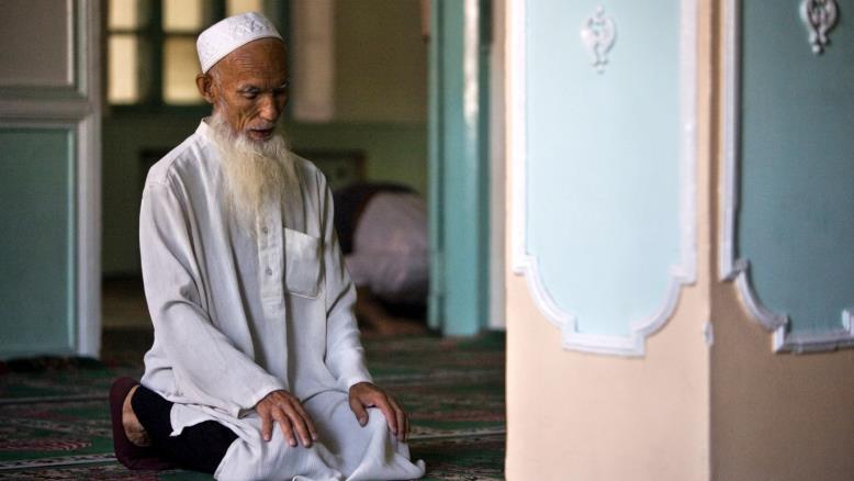 إجبار أقلية الإيغور المسلمة على أكل الخنزير وشرب الخمر في الصين