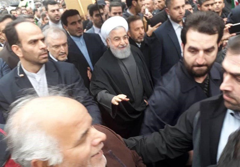 رؤساء السلطات الثلاث يشاركون مع الشعب بمسيرات انتصار الثورة الاسلامية+(صور)