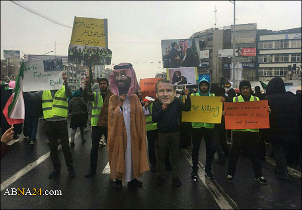 صورة لـ "ابن سلمان و ماكرون" في مسيرات الثورة الاسلامية بشكل ساخر