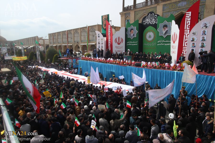 تقرير مصور/ جماهير واسعة تشارك في اصفهان بمسيرات انتصار الثورة الاسلامية بايران