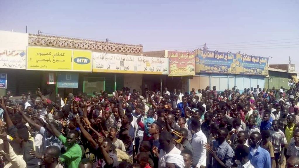 قوات الأمن السودانية تعتقل محتجين في وسط الخرطوم