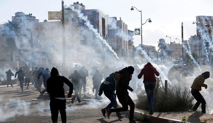 اختناق عشرات الطلبة الفلسطينيين خلال مواجهات مع "العدو الاسرائيلي" في الخليل