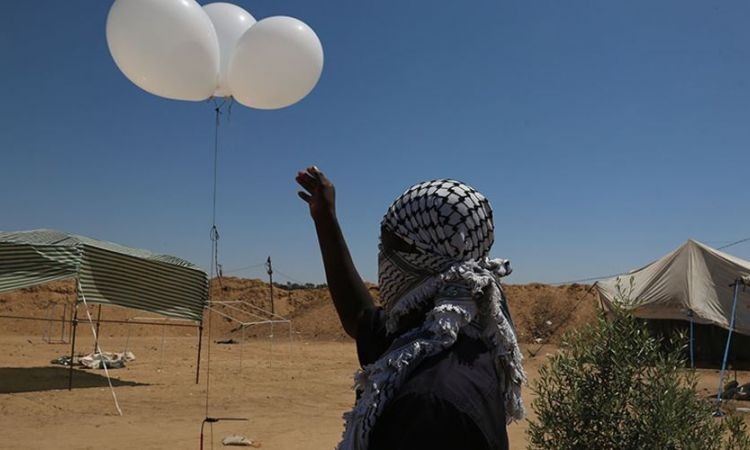 شبان فلسطينيون يطلقون دفعة من البالونات الحارقة تجاه المستوطنات المحاذية لقطاع غزة
