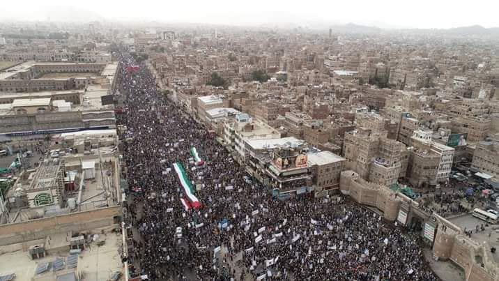مئات الآلاف في العاصمة صنعاء والحديدة يشاركون في مسيرات "البراءة من الخونة وتمسكا بقضية فلسطين" 