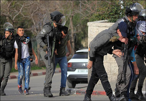 العدو الصهيوني يعتقل 22 فلسطينيا ويصيب سبعة في غزة
