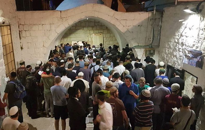 قوات العدو الصهيوني تقتحم "قبر يوسف" وتعتدي على المصلين بالأقصى المبارك