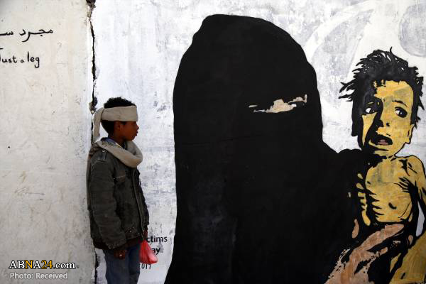 Photos: Yemeni woman artist draws anti-war paintings on walls of Sanaʽa