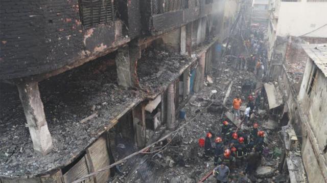 আগুন ছড়ায় ভবনের দোতলা থেকে 