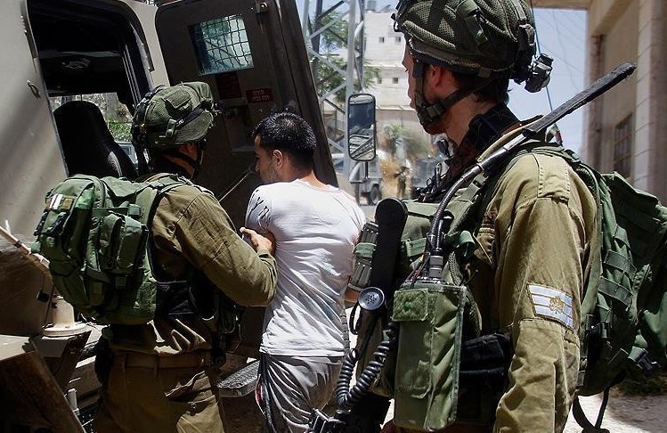 العدو الصهيوني يعتقل 12 فلسطينيا بينهم قياديين في الجهاد الإسلامي وفتاة